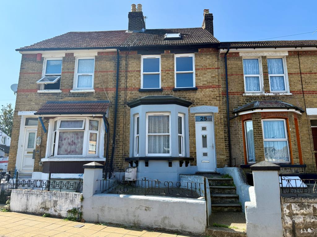 Lot: 23 - VACANT FOUR-BEDROOM HOUSE - Four bedroom mid-terraced house